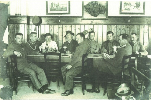 Foto aus der Wirtsstube 'Freundl' in Haag, dass im August 1916 fotografiert wurde