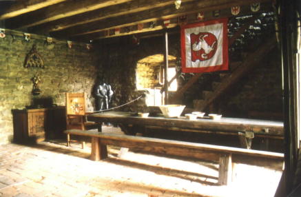 Rittersaal mit Fahne und Rüstung